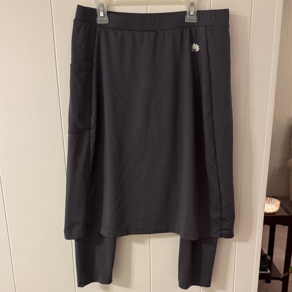 Snoga Athletics Fit 22” Skirt with 3/4 Length Leggings